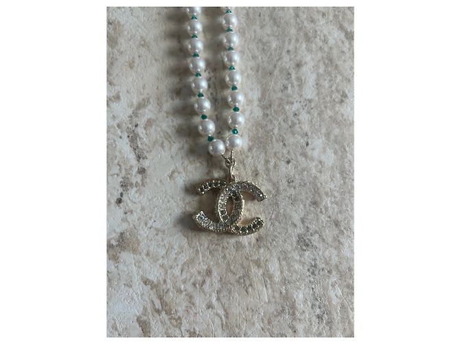 Sautoir Chanel en perles blanches et vertes avec pendentif CC Doré - vue 5