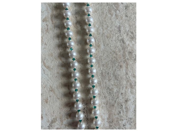 Sautoir Chanel en perles blanches et vertes avec pendentif CC Doré - vue 6