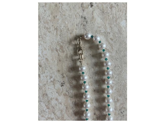 Sautoir Chanel en perles blanches et vertes avec pendentif CC Doré - vue 7