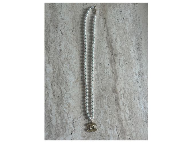 Sautoir Chanel en perles blanches et vertes avec pendentif CC Doré - vue 8