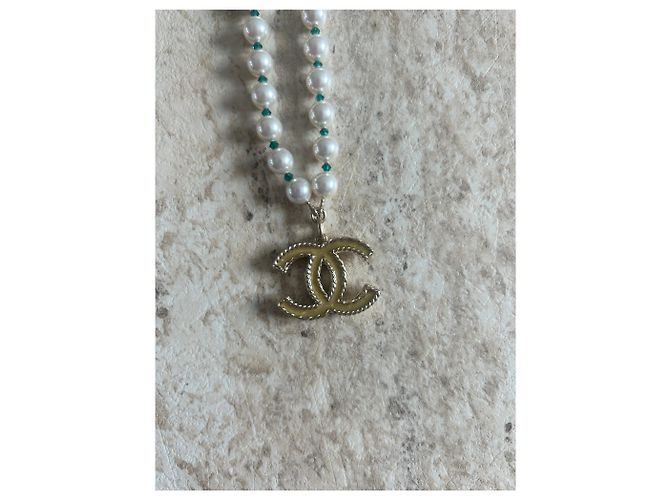 Sautoir Chanel en perles blanches et vertes avec pendentif CC Doré - vue 9