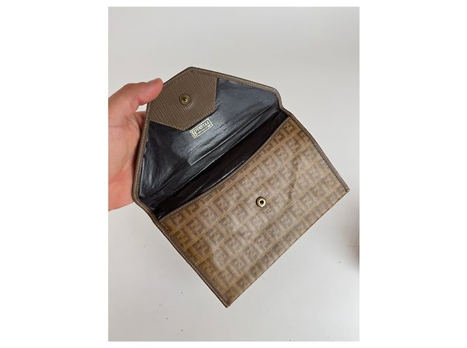 Clutch in pelle vintage Fendi FF monogramma marrone D'oro - vista 3