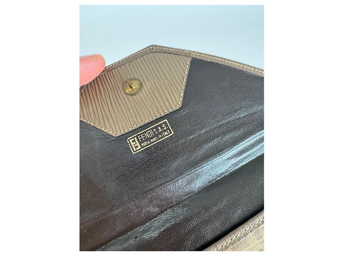 Clutch in pelle vintage Fendi FF monogramma marrone D'oro - vista 4