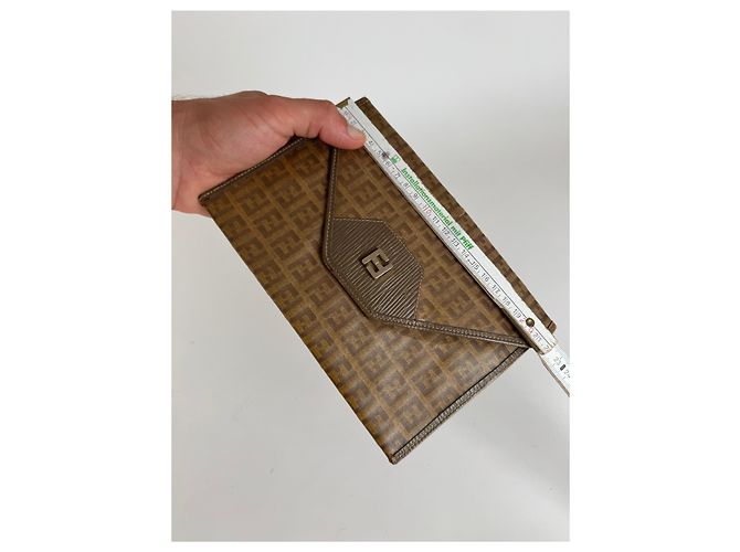 Clutch in pelle vintage Fendi FF monogramma marrone D'oro - vista 8