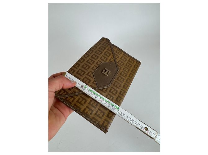 Clutch in pelle vintage Fendi FF monogramma marrone D'oro - vista 9
