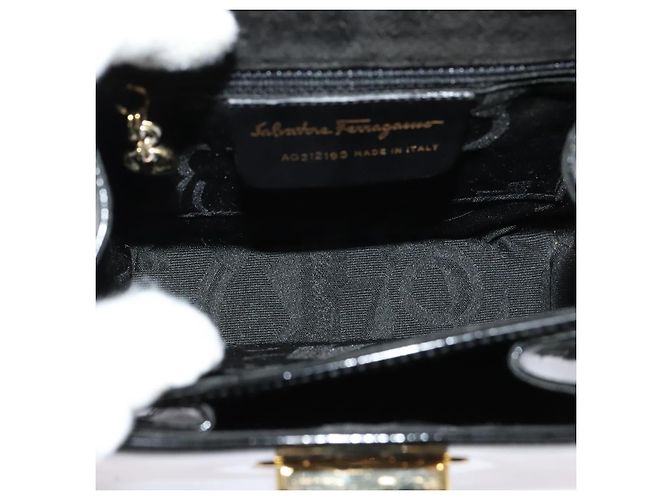 Borsa a mano Gancini in smalto 2 in 1 nera e oro Auth 138879 di Salvatore Ferragamo - vista 11