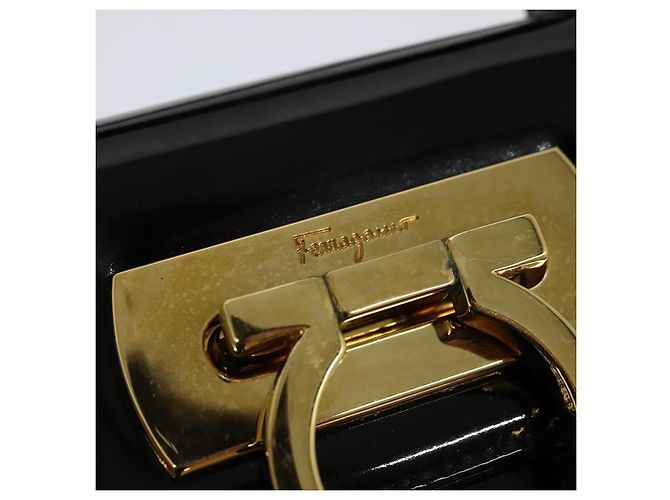 Borsa a mano Gancini in smalto 2 in 1 nera e oro Auth 138879 di Salvatore Ferragamo - vista 19