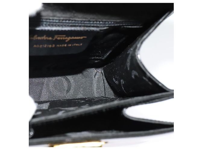 Borsa a mano Gancini in smalto 2 in 1 nera e oro Auth 138879 di Salvatore Ferragamo - vista 20