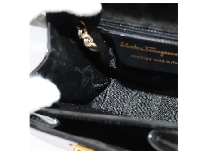 Borsa a mano Gancini in smalto 2 in 1 nera e oro Auth 138879 di Salvatore Ferragamo - vista 21