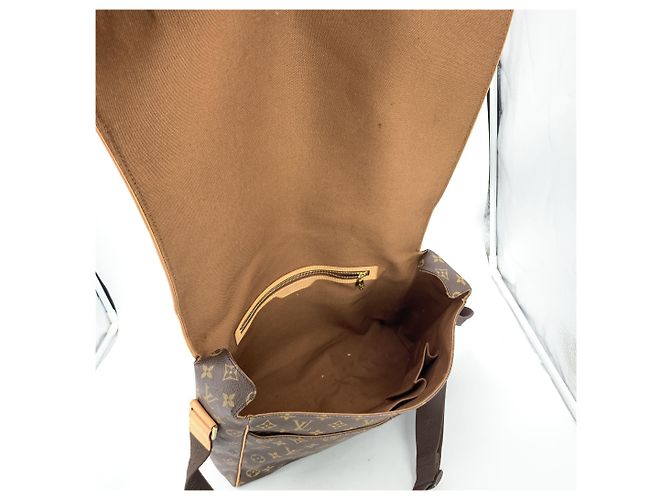 Louis Vuitton Borsa a spalla incrociata Monogram Abbesses GM M45257 Marrone - vista 4
