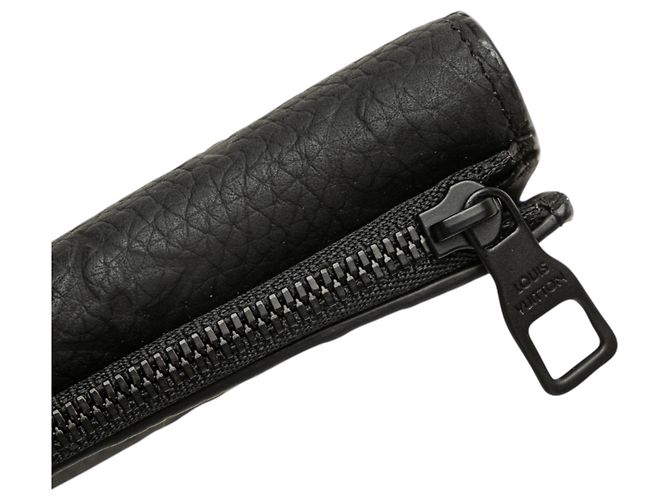 Slender Schlanker Pilot-Wallet aus schwarzem Monogram Taurillon von Louis Vuitton - Ansicht 10