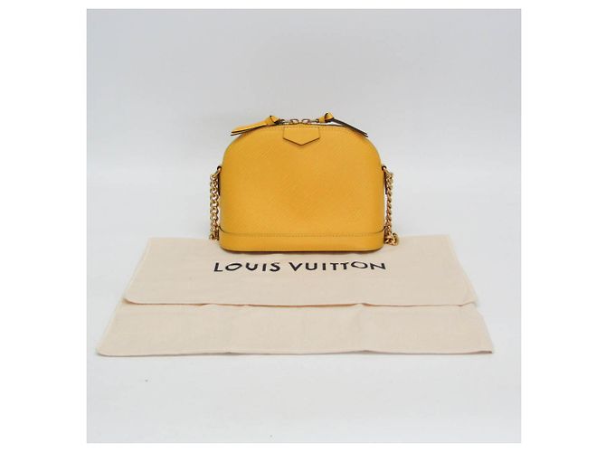 Bolsa de Ombro MINI Alma em Epi Louis Vuitton Dourado Amarelo - vista 2