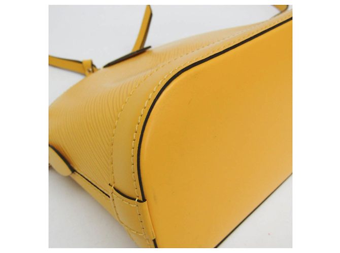 Bolsa de Ombro MINI Alma em Epi Louis Vuitton Dourado Amarelo - vista 7