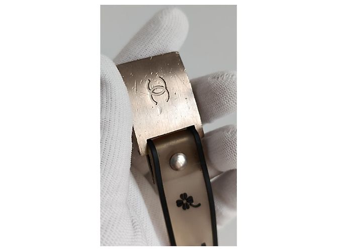 Vintage Gummigürtel mit Logo & Kleeblatt Chanel Frühling 2001 Silberbuckle Beige - Ansicht 12
