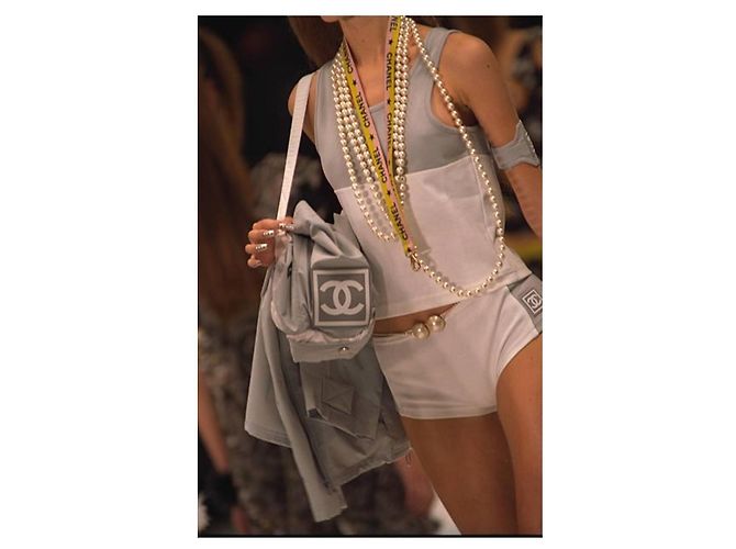 Vintage Gummigürtel mit Logo & Kleeblatt Chanel Frühling 2001 Silberbuckle Beige - Ansicht 17