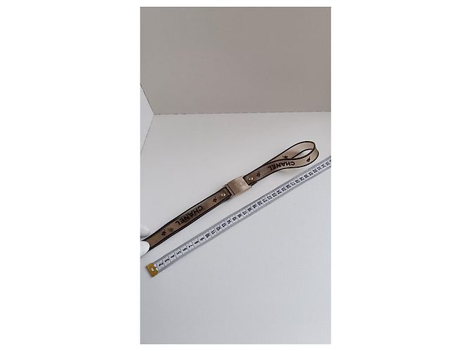 Vintage Gummigürtel mit Logo & Kleeblatt Chanel Frühling 2001 Silberbuckle Beige - Ansicht 20