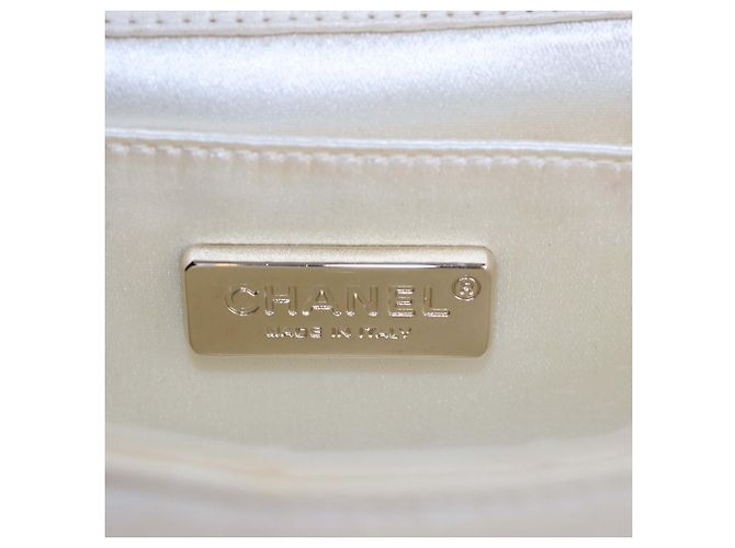 Mini borsa a tracolla in satin trapuntato Camelia bianco sporco di Chanel - vista 5