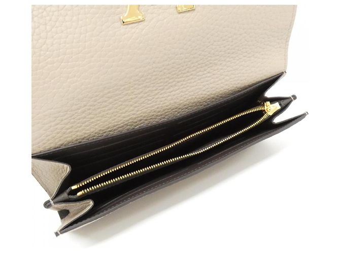 Portafoglio Louis Vuitton Capucines in pelle Taurillon lungo Grigio - vista 4