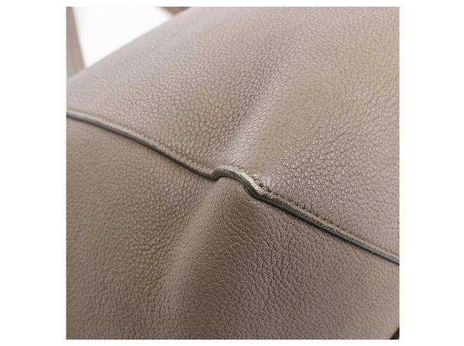 Céline Celine Cabas Phantom Kleine Schultertasche aus Leder in Taupe - Ansicht 13