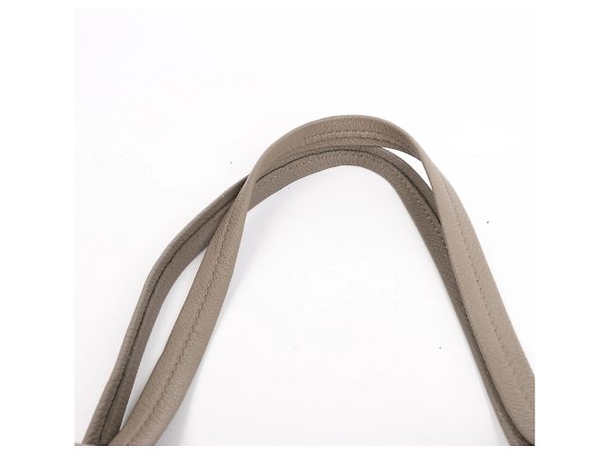 Céline Celine Cabas Phantom Kleine Schultertasche aus Leder in Taupe - Ansicht 8