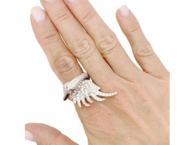 Anello Boucheron, "Animali da Collezione: "Cypris, il Cigno", oro bianco, diamanti, rubini. - vista 5
