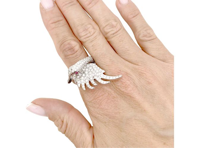 Anello Boucheron, "Animali da Collezione: "Cypris, il Cigno", oro bianco, diamanti, rubini. - vista 8
