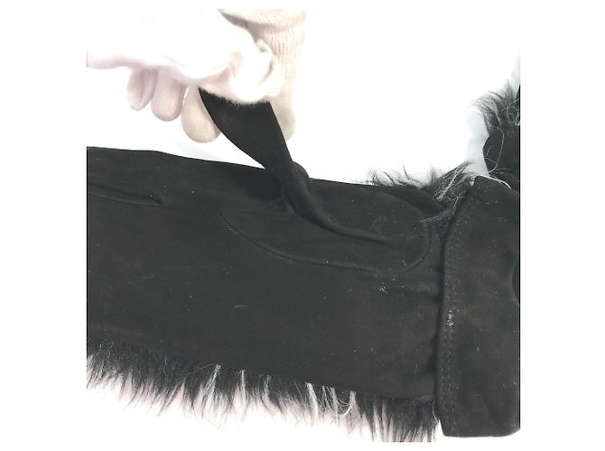 Muffole in nubuck nero e bianco in pelliccia Chanel - vista 10