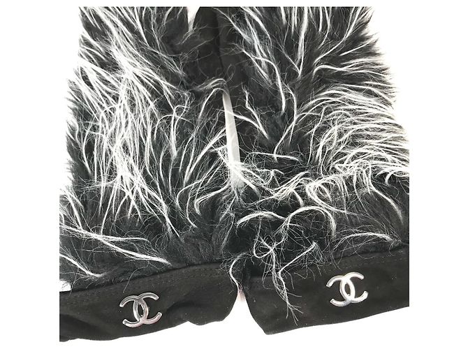Muffole in nubuck nero e bianco in pelliccia Chanel - vista 3