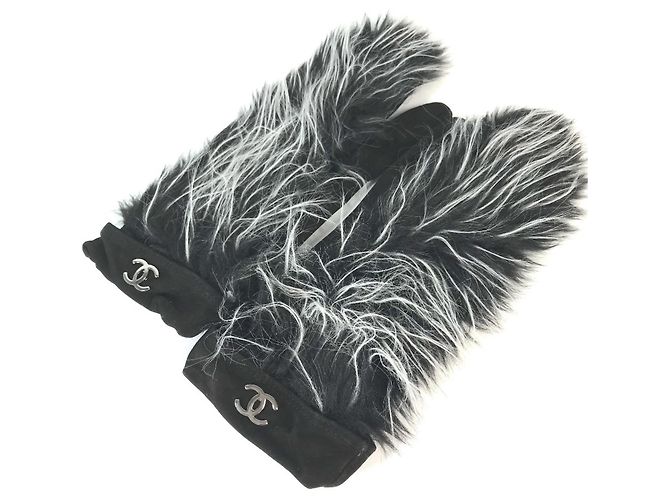 Muffole in nubuck nero e bianco in pelliccia Chanel - vista 4