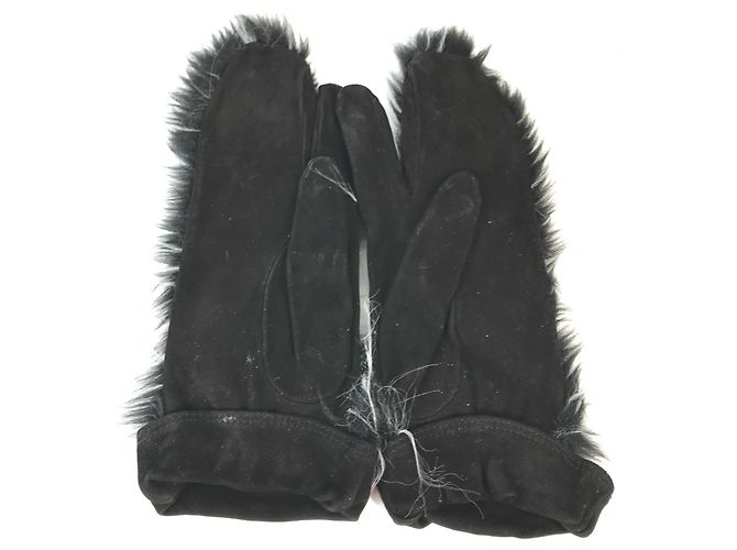 Muffole in nubuck nero e bianco in pelliccia Chanel - vista 5