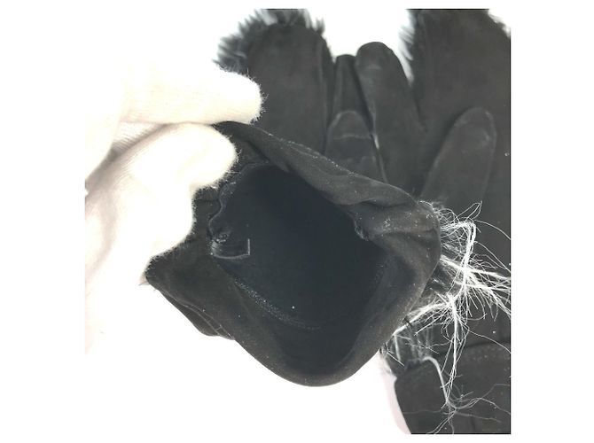 Muffole in nubuck nero e bianco in pelliccia Chanel - vista 6