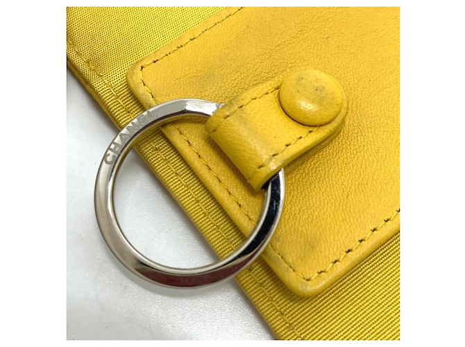 Portachiavi CC a 4 anelli Diamond Coco Mark di Chanel Giallo - vista 13