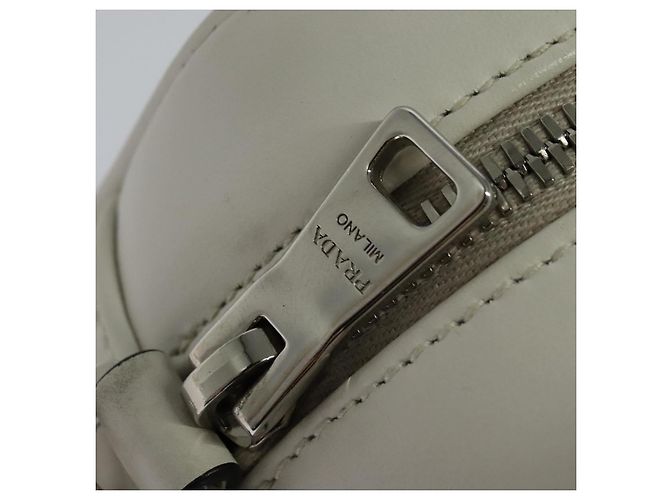 Prada Bolsa de Ombro de Couro Branca Prata Auth BA5096 Branco - vista 9