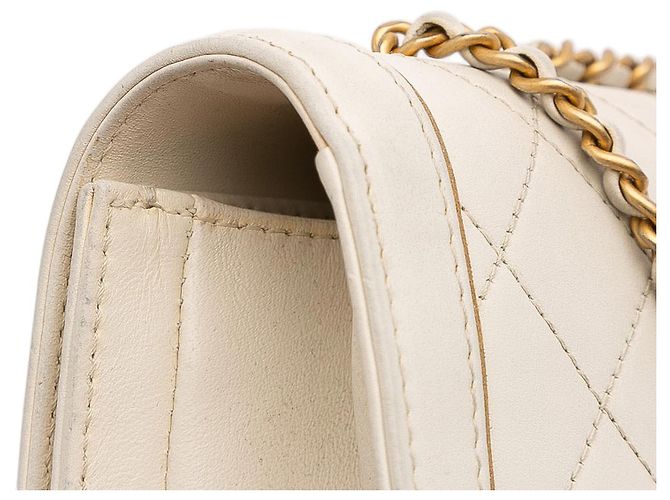 Chanel Blanco Medio Cuero Acolchado Octagonal Cierre CC Crudo - vista 9