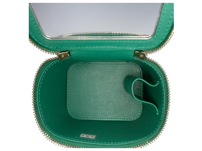 Vanity Chanel Mini CC Verde in Pelle di Agnello Trapuntata con Manico e Catena - vista 4