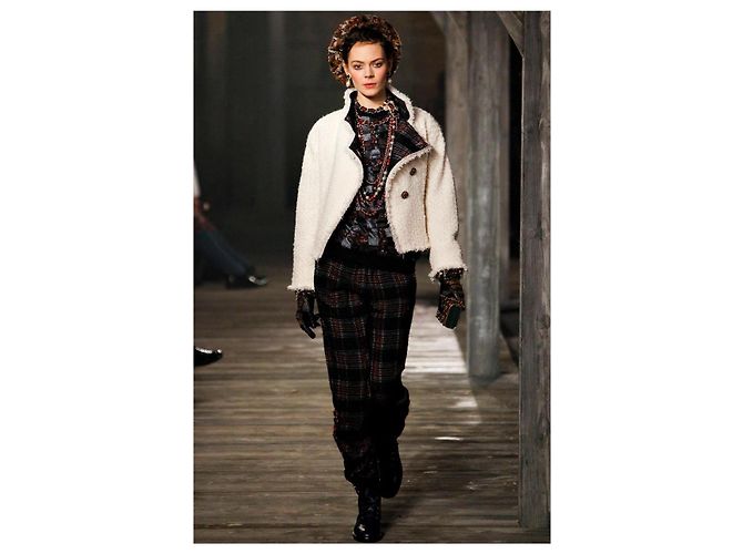 JAQUETA DE TWEED ECRU CHANEL 13A PARIS EDIMBURGO COM BOTÕES GRIPOIX FR 44 Bege - vista 2