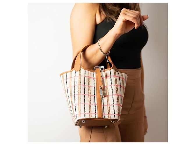 Hermès Picotin 18 Canvas Lock Abdeckung Quadrat Eimerhandtasche Karamell - Ansicht 2