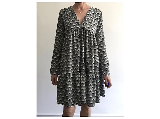 Autre Marque Fließendes Schwarz und Off-White Bedrucktes Kleid - Genesis. Größe 1 (38-40) Aus weiß - Ansicht 12