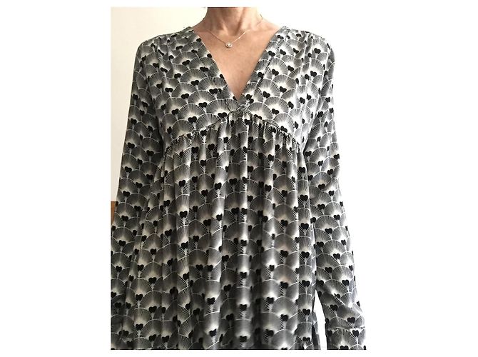 Autre Marque Fließendes Schwarz und Off-White Bedrucktes Kleid - Genesis. Größe 1 (38-40) Aus weiß - Ansicht 14
