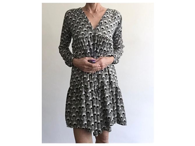 Autre Marque Fließendes Schwarz und Off-White Bedrucktes Kleid - Genesis. Größe 1 (38-40) Aus weiß - Ansicht 16