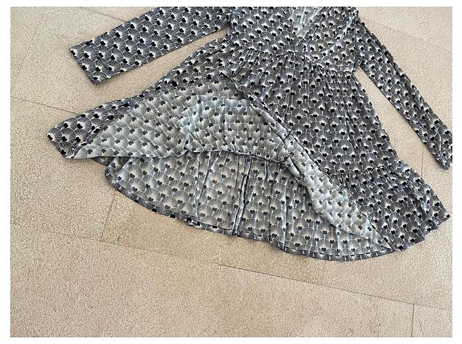 Autre Marque Fließendes Schwarz und Off-White Bedrucktes Kleid - Genesis. Größe 1 (38-40) Aus weiß - Ansicht 4
