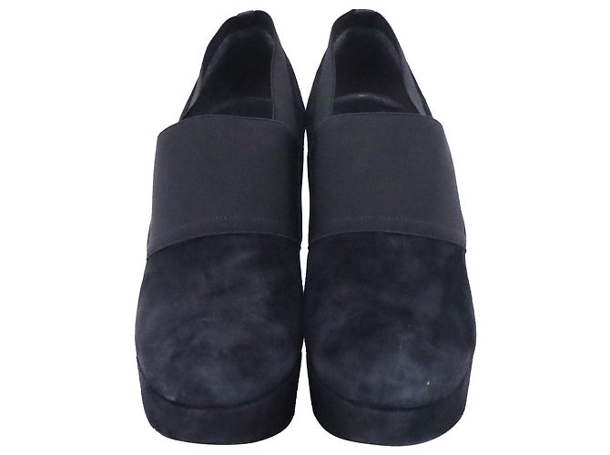 Stivaletti con piattaforma e cinturino elastico Kilgore di Stuart Weitzman in suede nero - vista 2