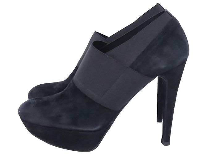 Stivaletti con piattaforma e cinturino elastico Kilgore di Stuart Weitzman in suede nero - vista 5