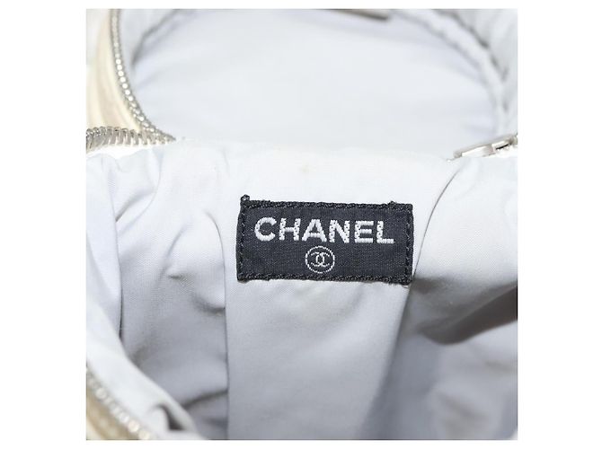 Borsa portabottiglie sportiva CHANEL in nylon bianco argento CC Auth bs28661 - vista 17