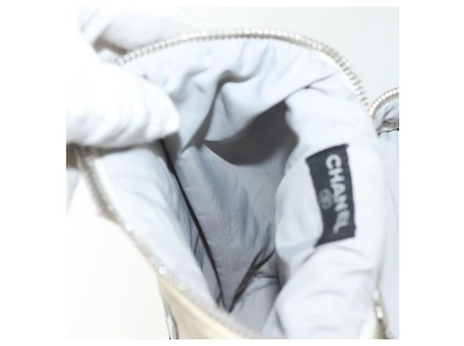 Borsa portabottiglie sportiva CHANEL in nylon bianco argento CC Auth bs28661 - vista 20