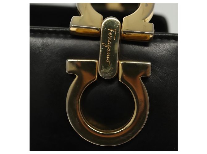 Sac à bandoulière Gancini en cuir noir et or Auth 137871 de Salvatore Ferragamo Doré - vue 14
