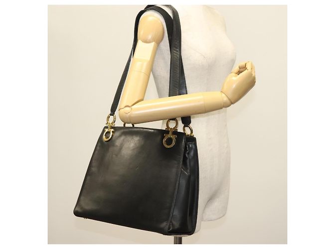 Sac à bandoulière Gancini en cuir noir et or Auth 137871 de Salvatore Ferragamo Doré - vue 22