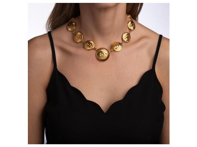 Collana con medaglione Chanel CC oro e metallo Gold hardware - vista 2