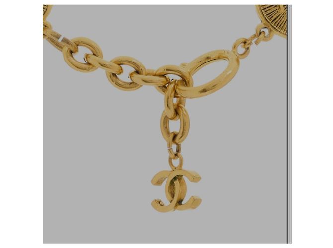 Collana con medaglione Chanel CC oro e metallo Gold hardware - vista 3