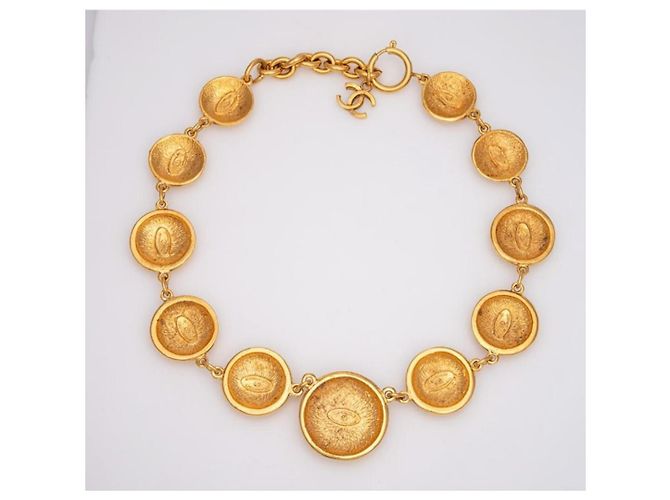 Collana con medaglione Chanel CC oro e metallo Gold hardware - vista 4